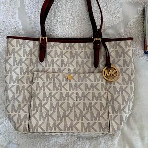 Michael Kors Vanilla Leather Logo Jet Set Medium Snap Pocket Top Zip Tote